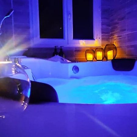 A L'Oree Des Pins - Gite Et Spa De 30 M2- Home Cinema Et Massage En Sup Cuges-les-Pins Ngoại thất bức ảnh
